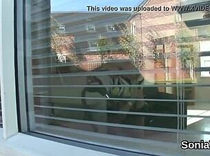 Vejo senhora britânica infiel Sonia apresentando tetas grandes na lingerie