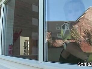 불충실한 영국 숙녀 소니아가 란제리 속 큰 가슴 보여줘