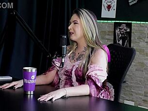 tinha medo do que iam pensar sempre gostou de gravar o namorado tomou fama de corno - raphaela savanah sheer red halloween