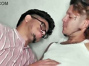 el chacal colombiano le dió una manoseada al pasivo y lo hizo gemir de placer en esta primera parte