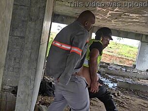 Depois Que Todos Foram Embora Os Trabalhadores Transam Descaradamente No Prédio Em Construção!