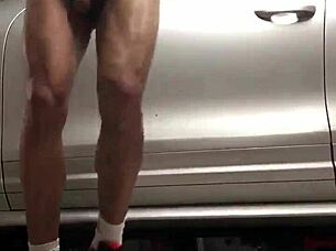 Just saw some sneaky voyeur action at the garage gym