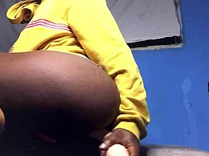 I love playing with my anal and pussy when mum's out for snacks