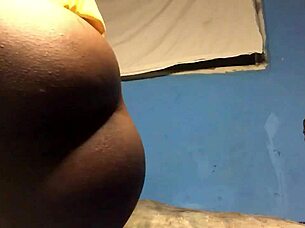 I love playing with my anal and pussy when mum's out for snacks