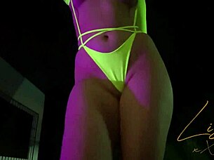 novinha dançando funk de calcinha se exibindo