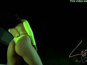 novinha dançando funk de calcinha se exibindo