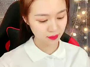 i'm a korean asian girl doing a sexy livestream on uplive