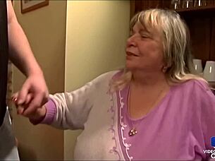 Mamie Aux Énormes Seins Adore Toujours La Baise Avec Gros Cul