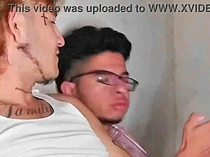 El Chacal colombiano mângâie tipul pasiv și îl face să geamă de plăcere în prima parte