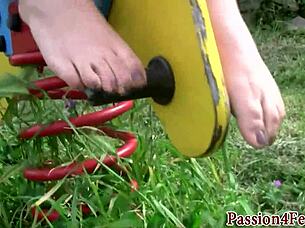 hey, this italian babe is playing with her feet in heels outdoors 😍