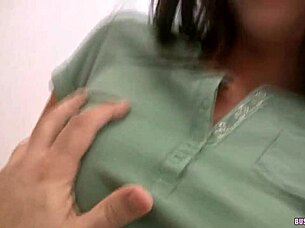 does this amateur brunette babe cum on her tits after handjob?