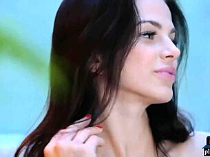 Stor naturlig pupper brunette milf modell stripper undertøy for å avsløre fitte