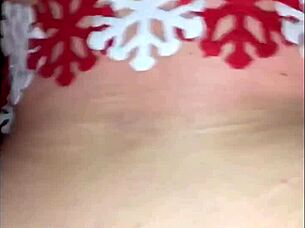 Oblékám se do zimního kostýmu, velké kozy poskakují při bočním jebaní a psím stylu. Close-up mokré prdele fetish ve sněhu.