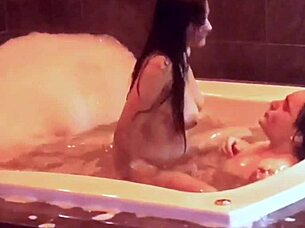 Así no pares dame más sigue bombeando en el jacuzzi