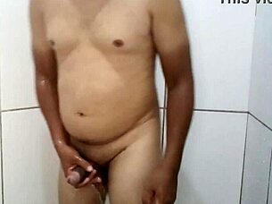 Sex in the bath with ebony and indian amateurs! 😊