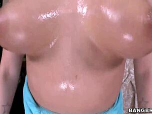 Watch this brunette get creampied in pussy