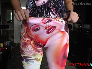 susie clove spreads her sexy holes