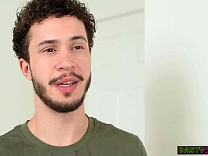 Эмбер Саммер и Скайлер Сторм в спальне смотрят на белье