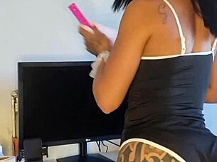 empregadinha safada showing off her tattoos 😏