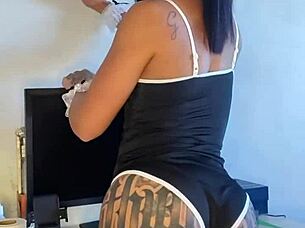 empregadinha safada showing off her tattoos 😏