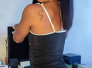 empregadinha safada showing off her tattoos 😏