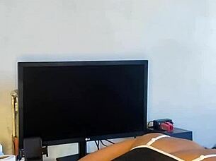 empregadinha safada showing off her tattoos 😏