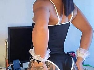 empregadinha safada showing off her tattoos 😏