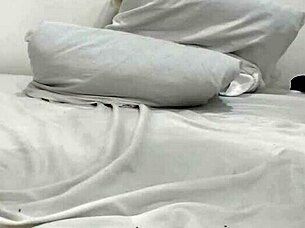 i'm playing with my big latina ass on webcam