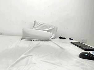 i'm playing with my big latina ass on webcam