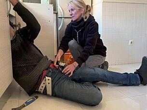 Горещата жена смуче водопроводчика дълбоко в кухнята с кумара накрая.