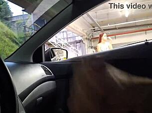 masturbacao arriscada para mulher bonita em publico!