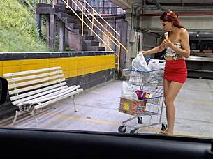 masturbacao arriscada para mulher bonita em publico!