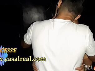 novinha gosta muito de pau e vai sem o namorado atrás de pirocas completo no red