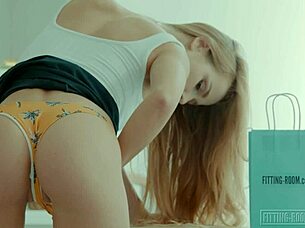 Fitting-Room - Alexis Crystal Si Masturba Mente Si Prova Delle Mutandine!