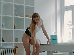 Fitting-Room - Alexis Crystal Si Masturba Mente Si Prova Delle Mutandine!