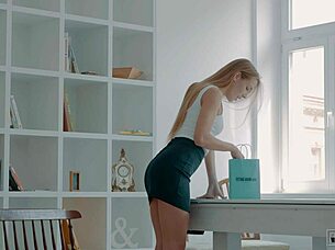 Fitting-Room - Alexis Crystal Si Masturba Mente Si Prova Delle Mutandine!