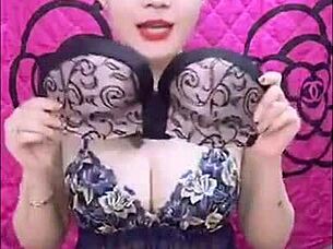 Hot Vietnamese girl performs live stream