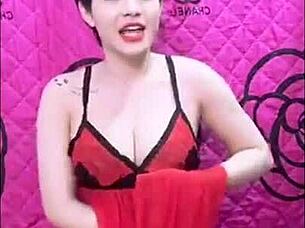 Hot Vietnamese girl performs live stream