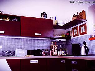 작은 베이비시터 주방에서 맨 엉덩이로 차 준비