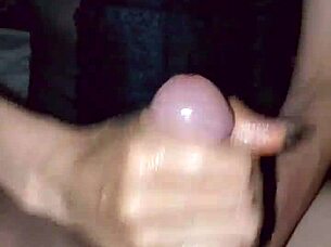 Skinny couple enjoys a sexy handjob session 😊