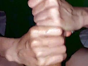 Skinny couple enjoys a sexy handjob session 😊