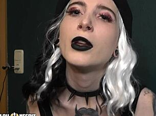 מספרת לבעלי סבסוב על הסיפור עם לוא נסביט וליא לואיז