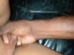 melhor que ouvir ela gemendo é sentir ela gozando na minha mão