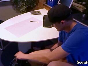 Notgeile milf chefin fickt den jungen azubi auf arbeit