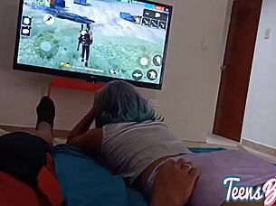 Üvey babamla sıkıldım, beni siktirmeye ikna etti, karısından daha iyi amıma boşalıyor