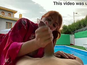 Mujer tetona me la chupa en la piscina y nuestro amigo mira