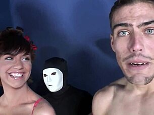 17 tíos lefándole la cara