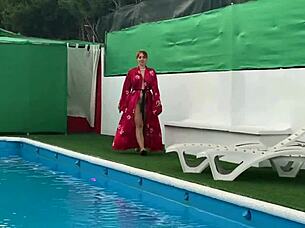 Mujer tetona me la chupa en la piscina y nuestro amigo mira