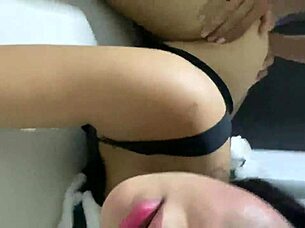 mi hermanastra le encanta grabarse mientras follamos para que todos la vean 😈