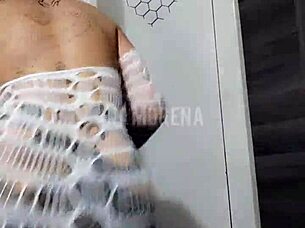 morena tatuada dances funk with passion and energy